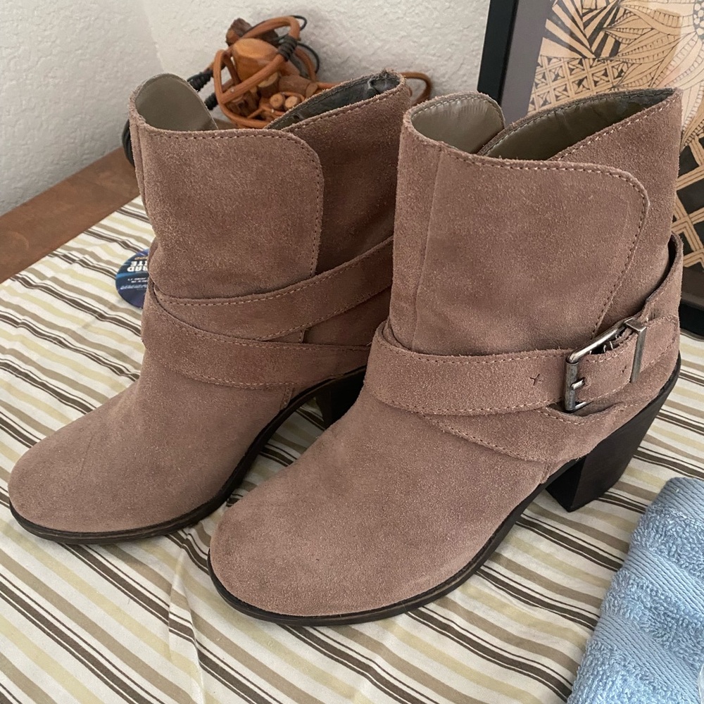 BCBGeneration Tan Ankle Boots 6.5M